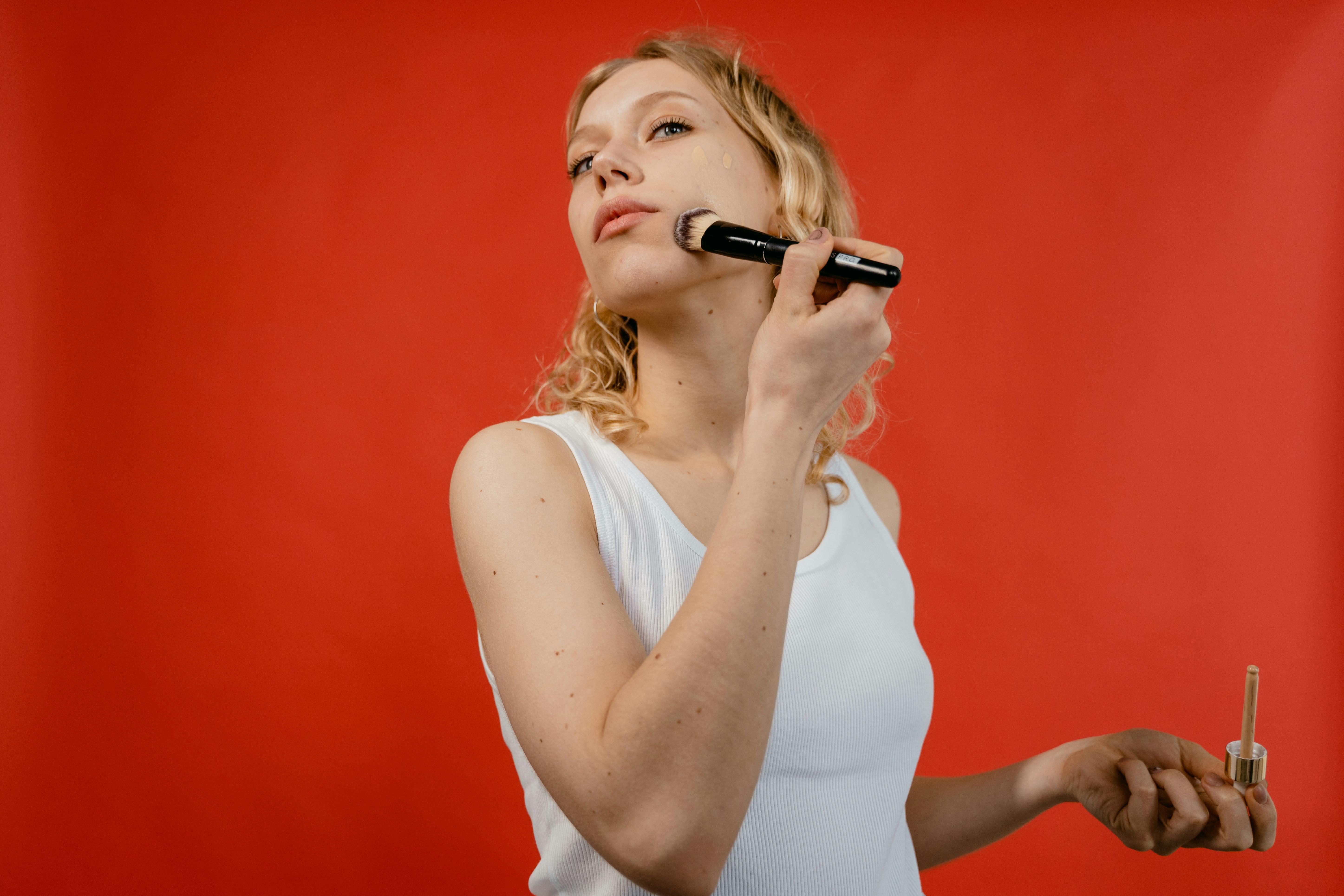 热播推荐海报图：制作现场与灯光质感